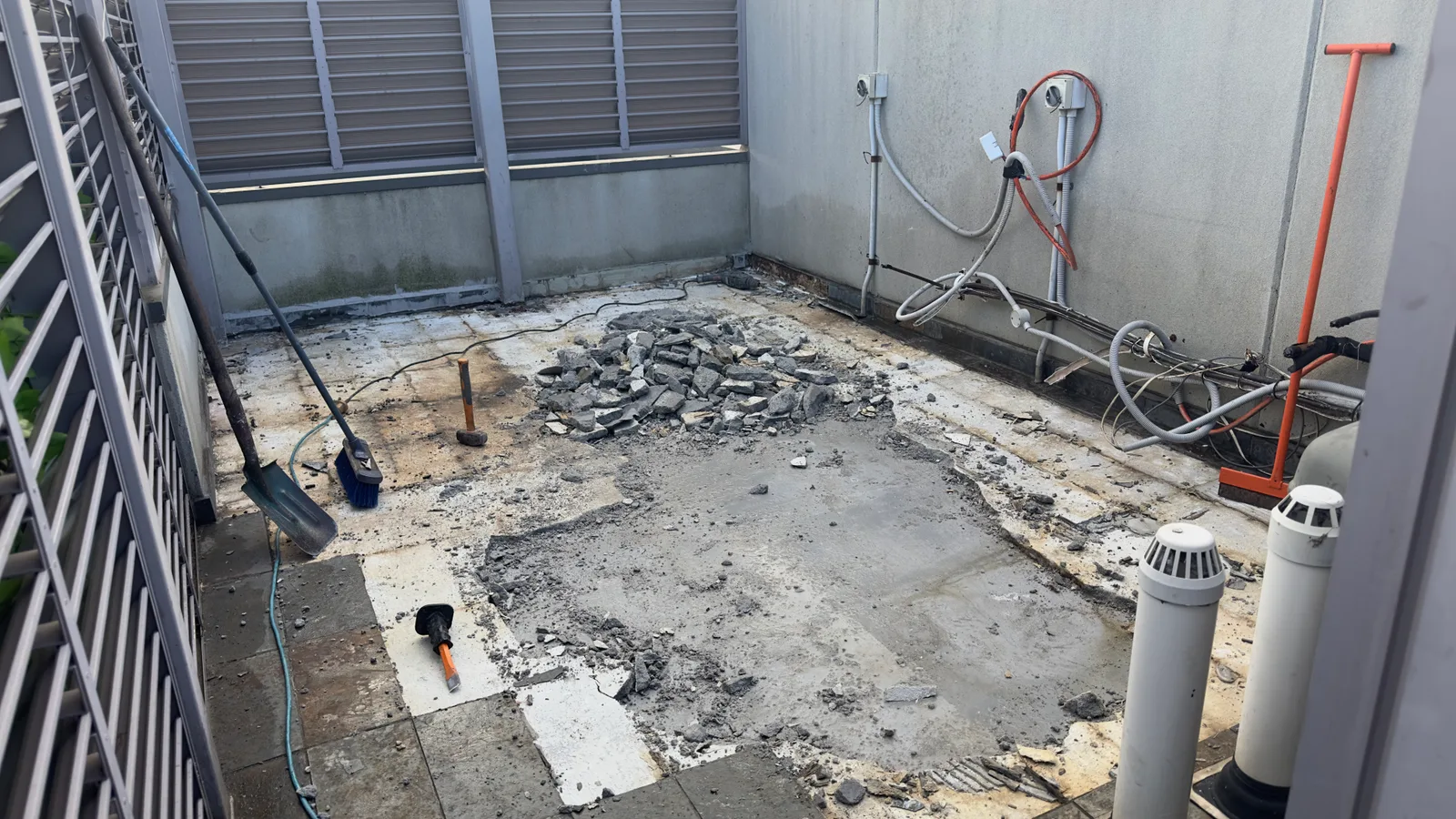 The roof with the screed lifted and removed, exposing the deck below