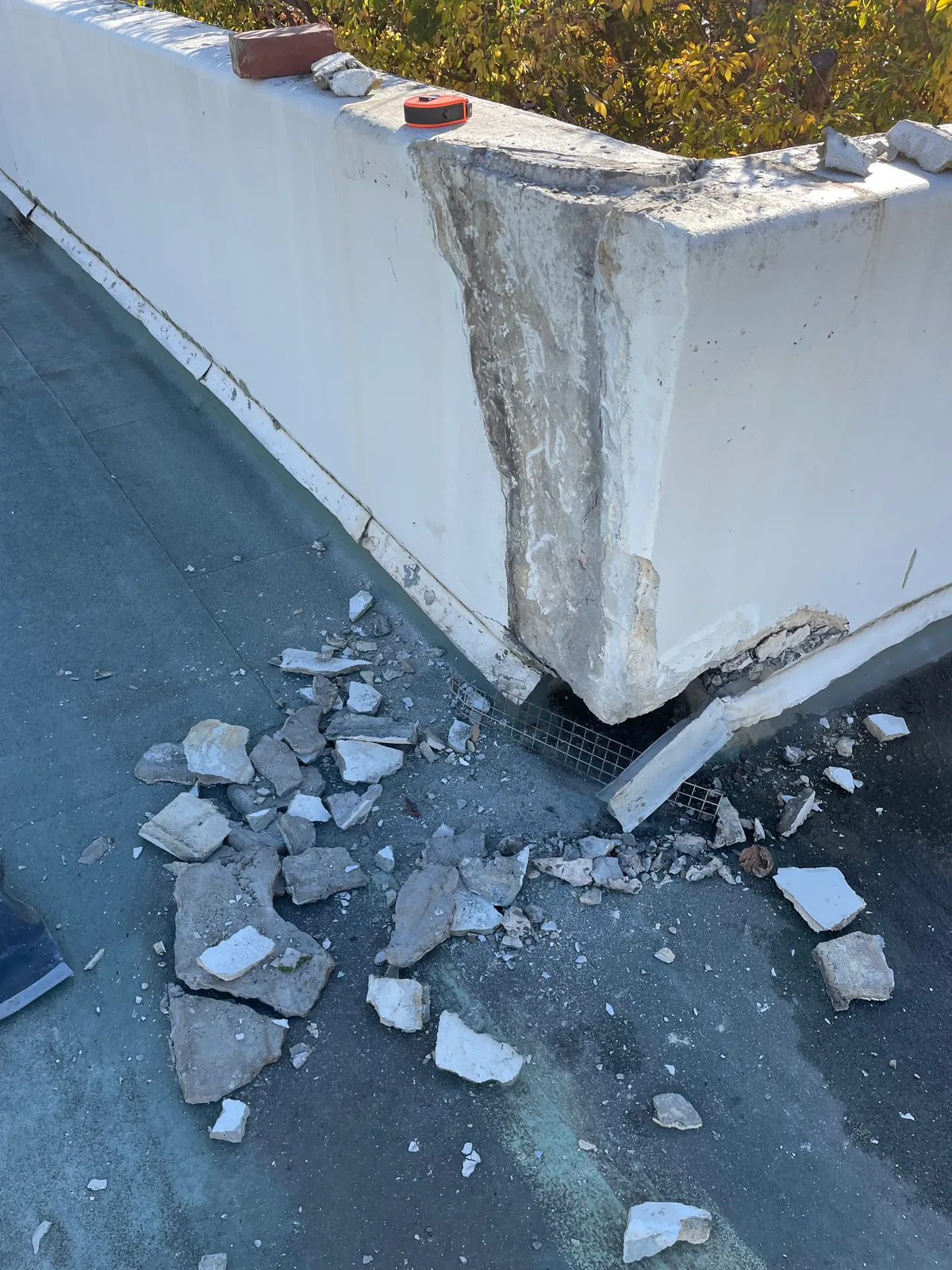 Failed material at the parapet upstand